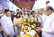 అధికార లాంఛనాలతో ఎక్సైజ్ కానిస్టేబుల్ సౌమ్య అంత్యక్రియలు