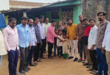 బాల్య మిత్రుడి కుటుంబానికి అండగా నిలిచిన స్నేహితులు
